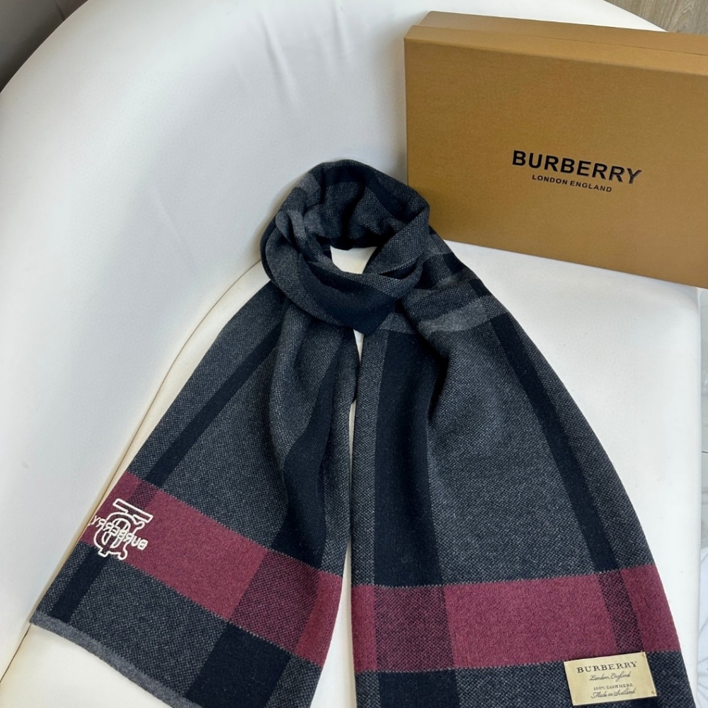 Burberry women's fashion knitted scarf - Picture 5 of 8